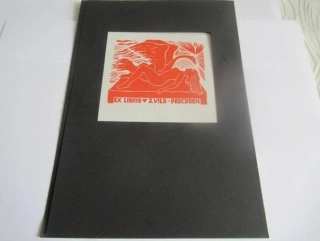 Exlibris – J. Vils-Pedersen – Jüri Arrak – motiv: Mytologická a erotická kompozice Leda s labutí v sytě červeném provedení – rozměry 22×15 cm (včetně podkladu), samotný tisk 12,5×10 cm – linoryt / dřevořez (X3 / X1) – 2. polovina 20. století