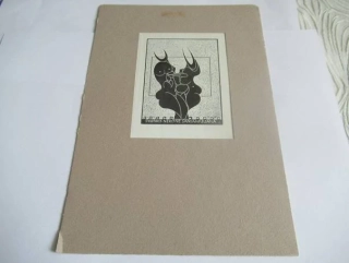 Exlibris – Nerone Santagiuliana – Henryk Płóciennik – motiv: Avantgardní surrealistická kompozice se dvěma stylizovanými postavami a polibkem – rozměry 22,5×15,5 cm (včetně podkladu), samotný tisk 13,5×9,5 cm – lept / akvatinta (C3 / C5) – rok 1969