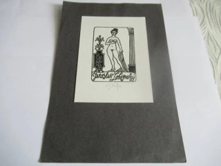 Exlibris – Jaroslav Lohynský – L. J. Kašpar – motiv: Akt ženy s antikou (sloup a váza) – rozměry 12,5×9 cm – dřevoryt (X2) – rok 1973