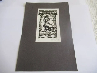 Exlibris – MUDr. Kamil Hönisch – V. Chrenko – Klečící muž s Asklépiovou čší – linoryt (X3), podkladový papír 21×14 cm