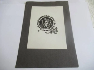 Ex-Numismaticis – Titus Ripka – Fery Antal – Numismatická ražba s klečící postavou – dřevoryt (X2), podkladový papír 20,5×14,5 cm