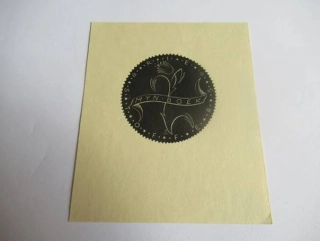 Myn Boek – Ries Stoffers – Prof. Hubert Woyty-Wimmer – Stylizovaný květ s nápisovou stuhou – dřevoryt (X2), 10×8 cm