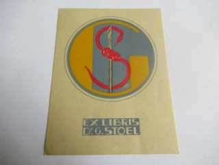 Ex Libris – Dr. G. Stoel – W. Weimman – Medicínský symbol a monogram G.S. – vícebarevný linoryt / dřevoryt (X), 9,5×7 cm