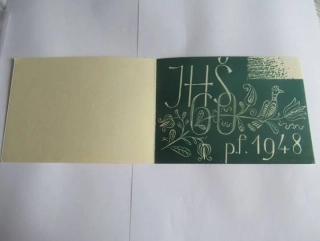 Původní sběratelská novoročenka PF 1948 – lidový motiv s christogramem JHŠ (15 × 11 cm) – pro sběratele