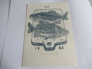 Původní sběratelská novoročenka P.f. '86 Dr. O. Mařík – motiv kaprů, signovaný tisk z výšky (15 × 10,5 cm)