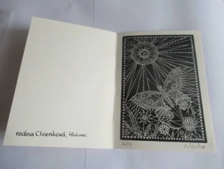 Původní sběratelská novoročenka PF rodina Chrenková, Hlohovec – autorský signovaný linoryt, limitovaný číslovaný náklad 20/50 (16,5 × 12 cm)