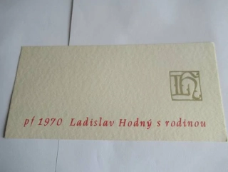Původní sběratelská novoročenka pf 1970 Ladislav Hodný s rodinou – autor monogramu Oldřich Menhart, slepotisk na ručním papíře (21 × 10 cm)