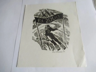 Původní sběratelská novoročenka P.f. 2000 – autor Antonín Pršala, motiv sjezdaře na lyžích, linoryt X3 (17,5 × 15 cm)