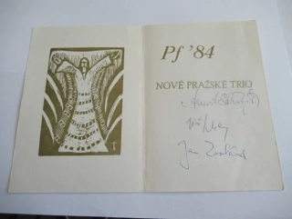 Původní sběratelská novoročenka PF 1984 Nové pražské trio – 3x autorský podpis hudebníků, linoryt (14,5 × 10,5 cm)