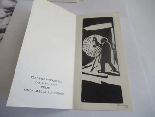 Původní sběratelská novoročenka PF 1979 MUDr. Macek s rodinou – autor Karel Štika, signovaný linoryt (21 × 10 cm)