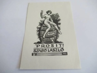 Původní sběratelská novoročenka PF 1979 Szabó László – motiv bakchantky na sudu, původní linoryt / dřevořez (13 × 9 cm)