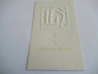 Původní sběratelská novoročenka p.f. 1967 Ladislav Hodný – signet od Oldřicha Menharta, ražený slepotisk / zlatotisk (14,5 × 9 cm)