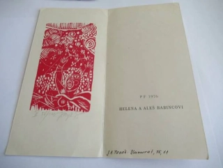 Původní sběratelská novoročenka PF 1976 Helena a Aleš Babincovi – autor Jan Antonín Pacák (Jeňýk), motiv Slunovrat, signovaný dřevořez X1 (21 × 10,5 cm)