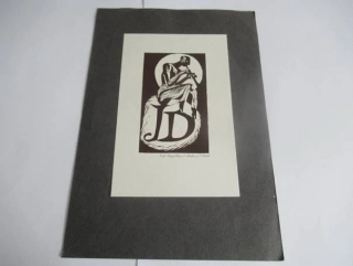 Volná grafika s motivem fauna hrajícího na píšťalu (monogram JD), vhodné pro sběratele drobné grafiky a moderního umění, autorka Inge Popelková-Kosková, originální podepsaný tisk (linoryt), rozměr podkladového černého papíru 20,5 × 14,5 cm (samotná grafik