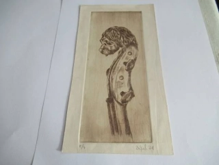 Volná grafika s motivem vyřezávané hlavy lva na krku violoncella (či jiného smyčcového nástroje), vhodné pro sběratele drobné grafiky a hudebních motivů, originální podepsaný a číslovaný tisk, rozměr 20 × 9,5 cm