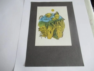 Volná grafika s motivem slunečnice a ženských aktů v krajině, vhodné pro sběratele drobné grafiky a moderního umění, autor Matouš, originální podepsaný tisk (vícebarevná grafika), rozměr podkladového černého papíru 20,5 × 14 cm (samotná grafika 13 × 9,5 c