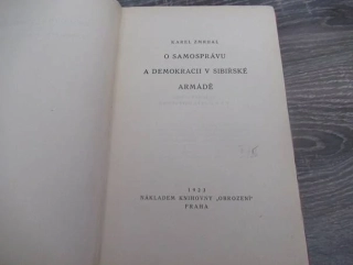 Kniha O samosprávu a demokracii v sibiřské armádě – legionářská literatura faktu, vhodné pro sběratele vojenské historie a prvorepublikových tisků, autor Karel Zmrhal (1923), dobová pevná vazba s cenným exlibris, rozměr 23 × 15 cm.