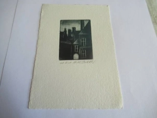 Volná grafika s motivem městského zákoutí a továrních komínů, autor Marie Michaela Šechtlová, originální autorský tisk, rozměr 15 × 10,5 cm