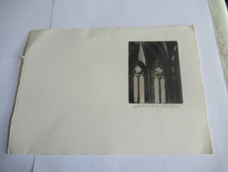 Volná grafika s motivem gotické chrámové architektury s klenbou a okny, autor Marie Michaela Šechtlová, originální autorský tisk, rozměr 21 × 15 cm