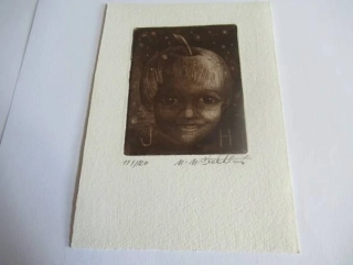Volná grafika s motivem dětské tváře zakomponované do jablka, exlibris JH, autor Marie Michaela Šechtlová, originální číslovaný a podepsaný tisk, rozměr 14,5 × 10,5 cm
