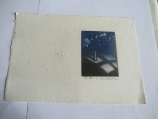 Volná grafika s motivem noční scény s oknem a stínem stromu, autor Marie Michaela Šechtlová, originální barevný zkušební tisk, rozměr 21 × 15 cm