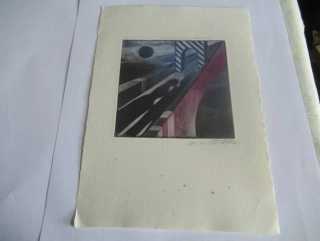 Volná grafika se surrealistickým motivem mostu, stínu a černého slunce, autor Marie Michaela Šechtlová, originální vícebarevný tisk, rozměr 21 × 15 cm