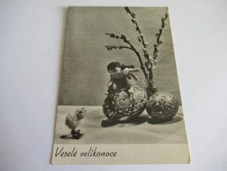 Holčička na vajíčku a kočičky ve váze