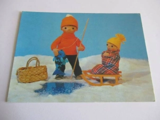 Děti na sněhu s rybou