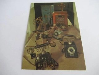 Soubor historických telefonních přístrojů