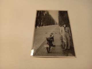 MOTOCYKL A DÍVKA 8 x 5,8 cm