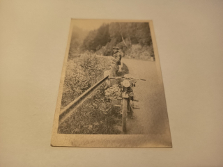 MOTOCYKL A MUŽ 8,7 x 6 cm