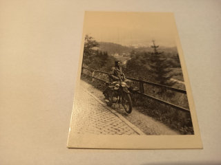 MOTOCYKL A MUŽ 8,5 x 6 cm