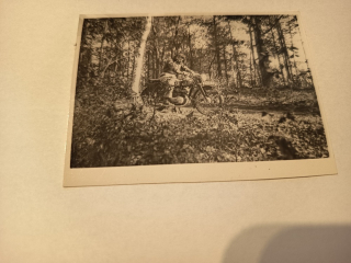MUŽ NA MOTORCE V LESE 8 x 6,1 cm