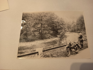 MOTOCYKL A MUŽ 17,5 x 12,5 cm