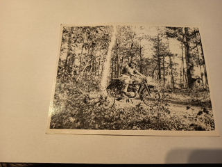 MUŽ NA MOTORCE 17 x 12,8 cm