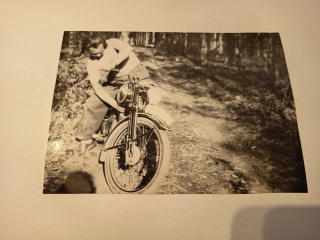 MOTOCYKL A MUŽ 16,8 x 12 cm