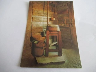 Valašské muzeum v přírodě - ruční mlýnek na obilí
