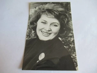 Yvetta Simonová - cca 10,5 x 7 cm