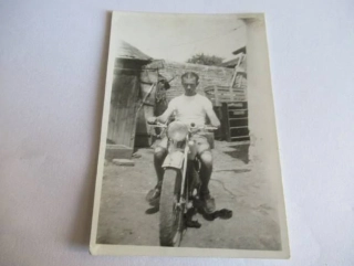 Motocykl - cca 8,5 x 6 cm