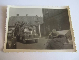 Vojáci - cca 8,5 x 6 cm