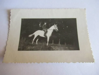 Voják na koni - cca 8 x 5,5 cm