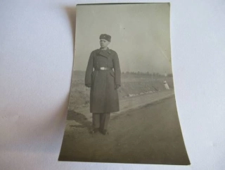 Voják - cca 8,5 x 5,5 cm