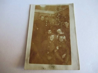 Vojáci u vánočního stromu - cca 6 x 4 cm