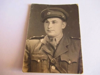 Voják - cca 6,5 x 5 cm