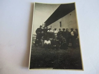 Vojáci u auta - cca 8,5 x 5,5 cm