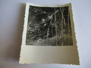 Vojáci v lese - cca 7,5 x 5,5 cm