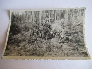 Vojáci v lese - cca 8,5 x 5,5 cm