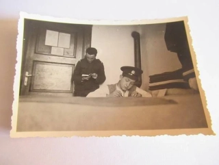 Vojáci s knihou - cca 8,5 x 6 cm