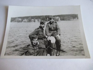 Vojáci u vody - cca 12,5 x 8,5 cm