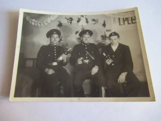 Vojáci s lahví - cca 11 x 8,5 cm